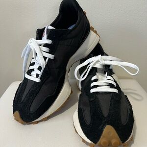 Black & White New Balance 327